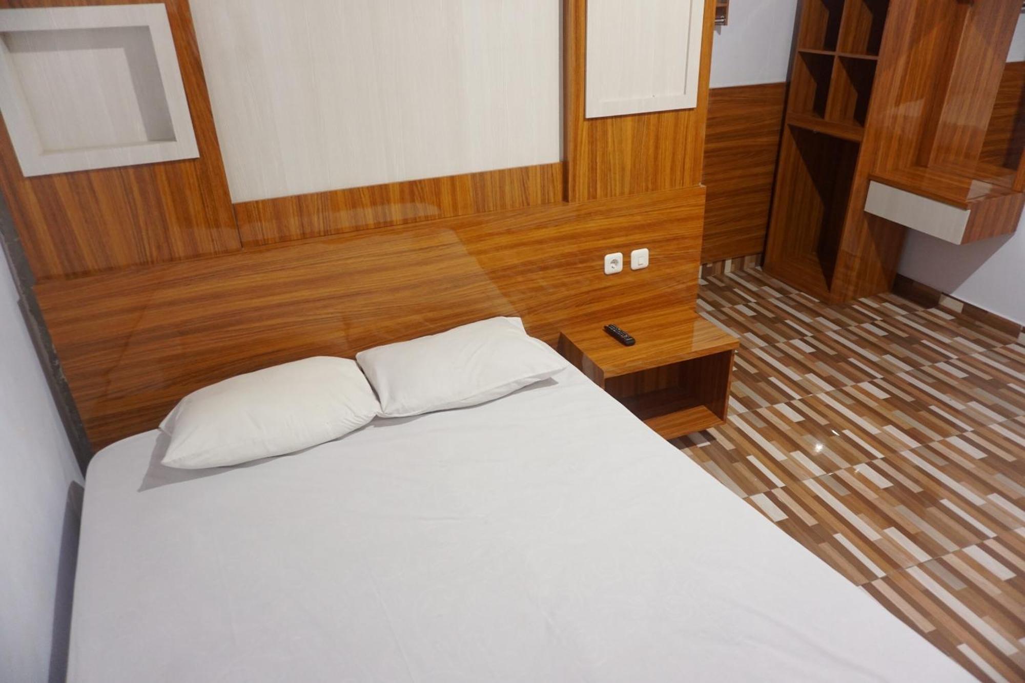 Oyo 93770 Pondom Danu 77 Hotel Kendari Ngoại thất bức ảnh